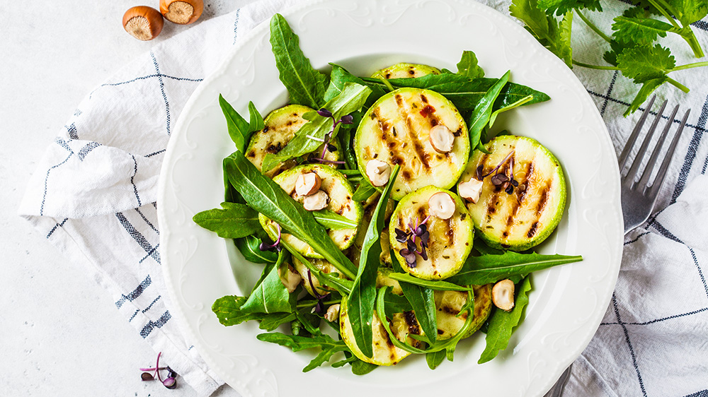 Knackig im Salat mit Nüssen