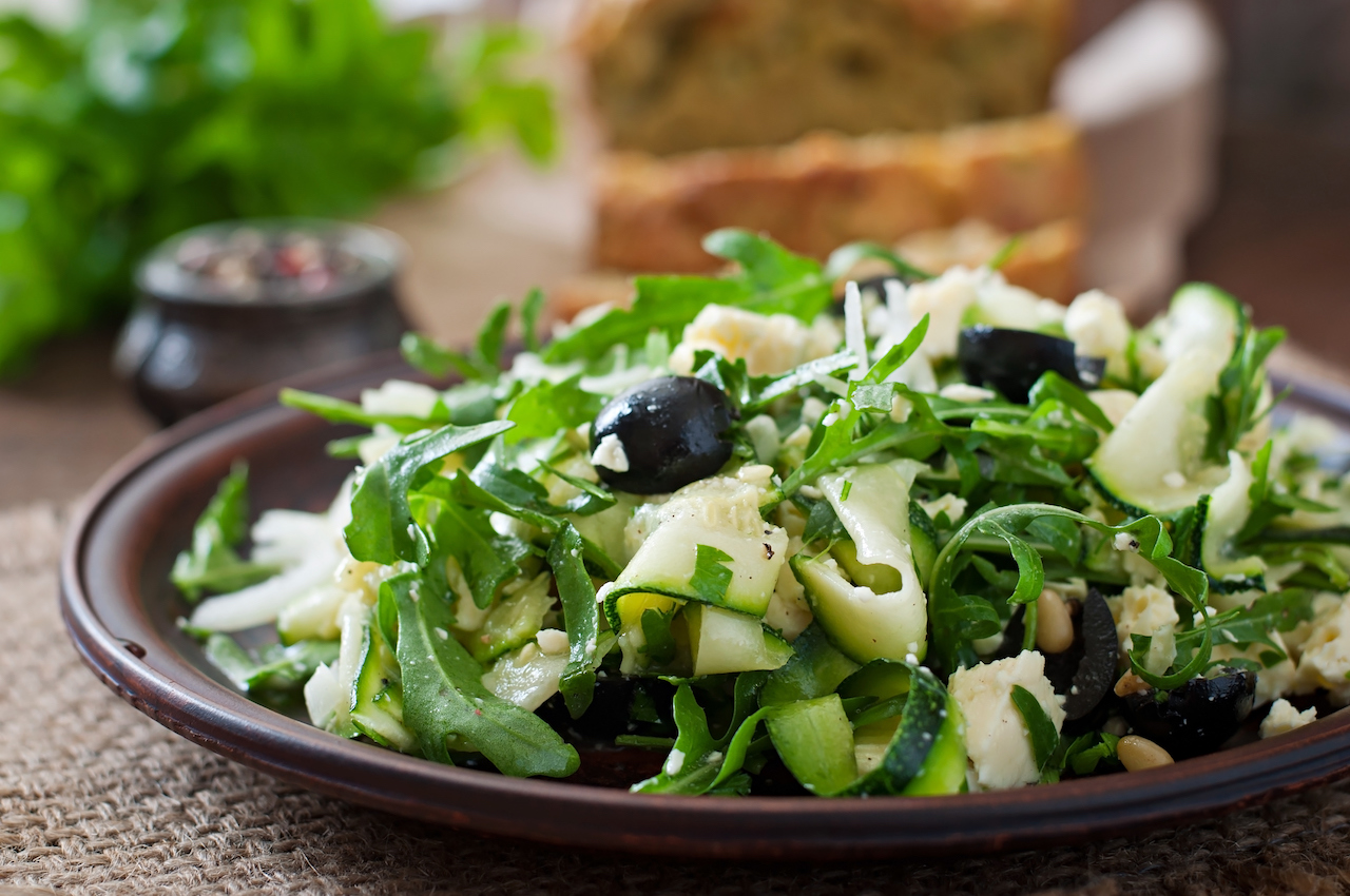 Frisch mit Zucchini und Rucola