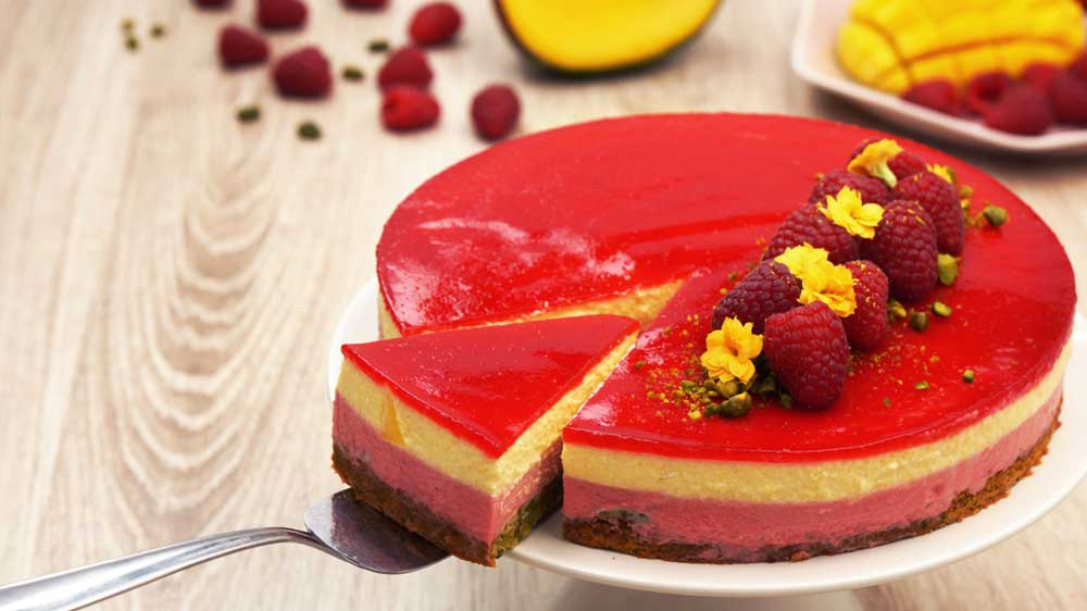 Mango-Himbeer-Torte mit Blüten