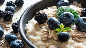 Porridge ist ein gesundes und sättigendes Frühstück