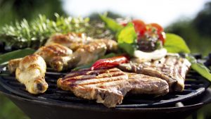 In Bier mariniertes Fleisch auf einem Grill.