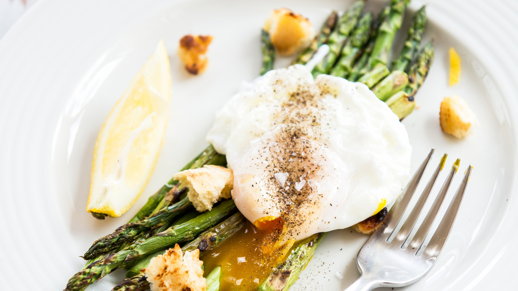 Grüner Spargel mit pochiertem Ei