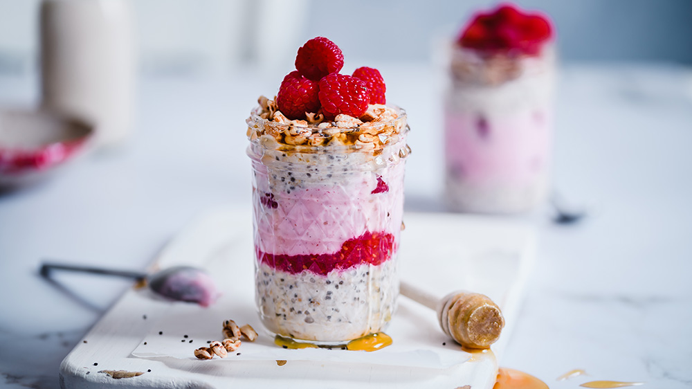 Overnight Oats mit Himbeeren und Chia-Samen in einem Glas