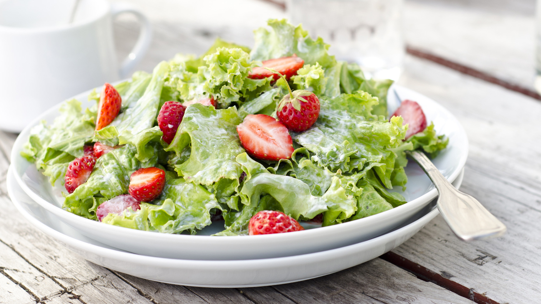 Sommersalat mit Erdbeeren