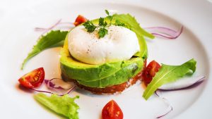 Suesskartoffel Toast mit Ei und Avocado