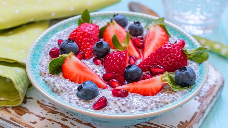 Low Carb Frühstück: Chiapudding mit Beeren