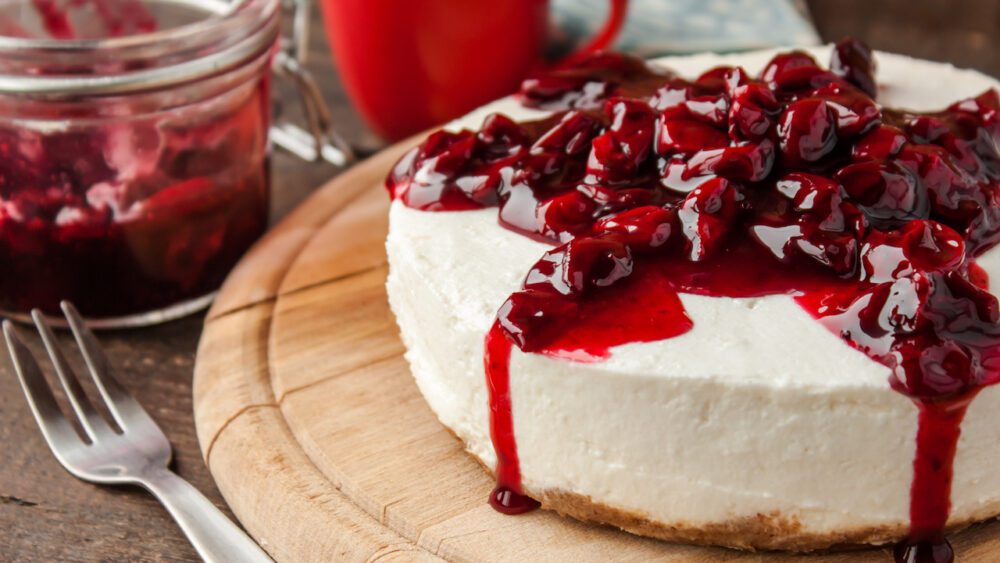 Kuchen ohne Backen mit Keksboden