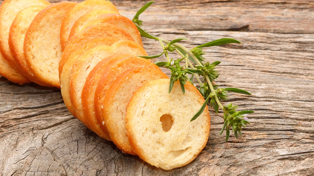 Brotchips aufgereiht auf einem Tisch