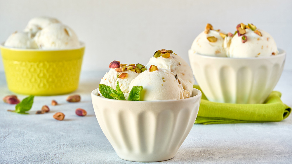 Drei Schüsseln mit Eiskugeln von weißem Schokoladeneis