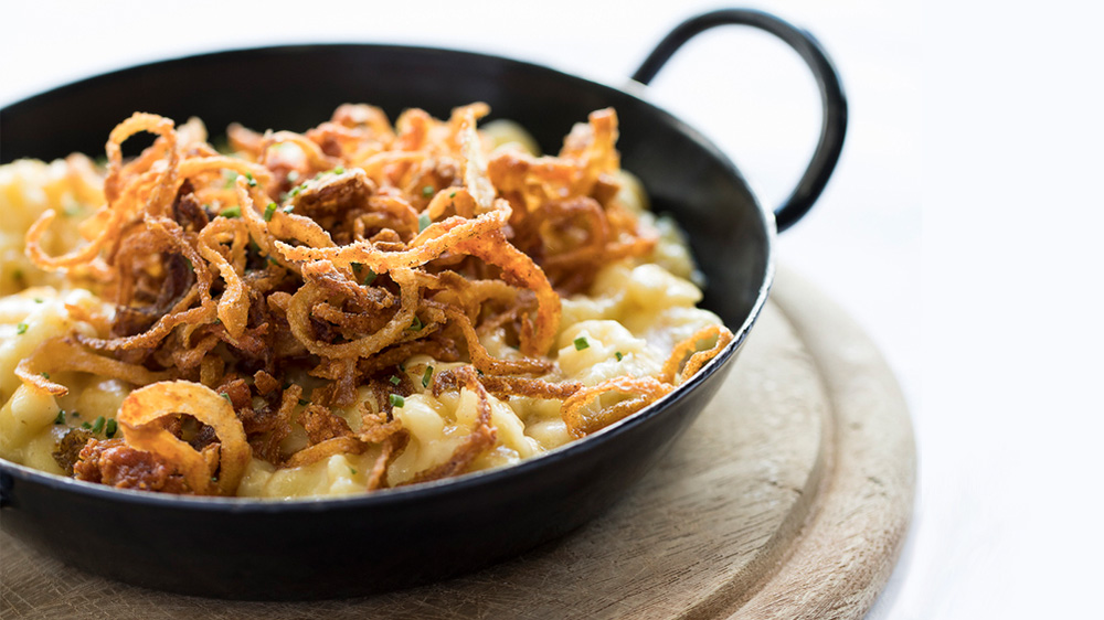 Käsespätzle mit Röstzwiebeln und Bergkäse