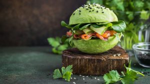 Avocado Burger mit Räucherlachs