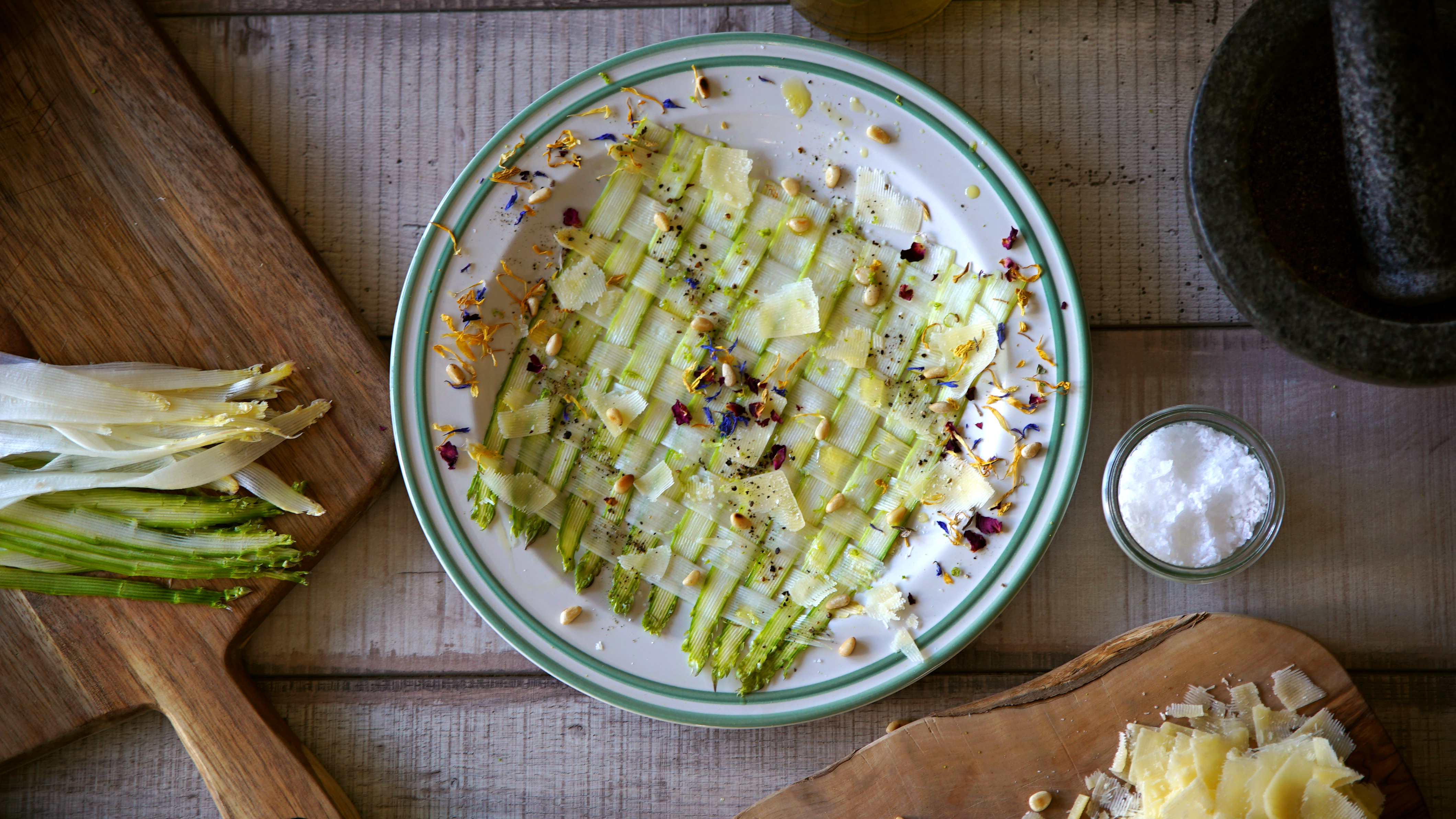 Spargel-Carpaccio mit Pinienkernen und Parmesan