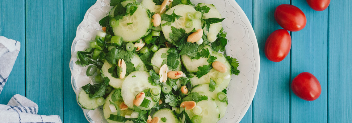 Gurkensalat mit Erdnüssen und Koriander