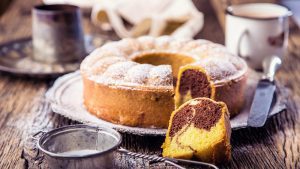 Kuchen ohne fett, Rührkuchen Schokolade / Vanille mit alten Küchenutensilien