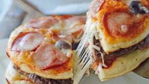 Pizzaburger angeschnitten