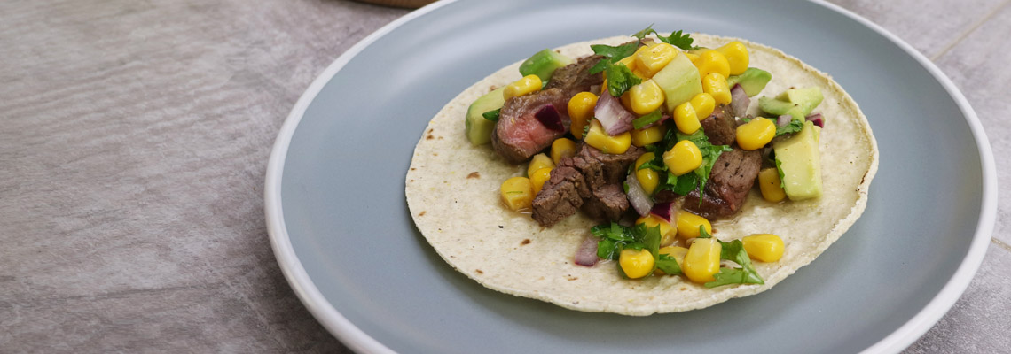 Tortilla mit Steak und Mais-Salat