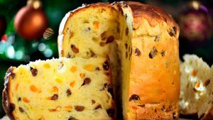 Panettone aufgeschnitten mit Weihnachtsdekoration