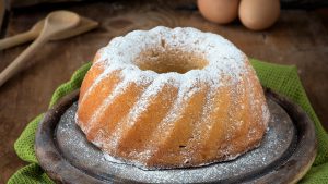 Eierlikörkuchen auf einem Holzbrett.