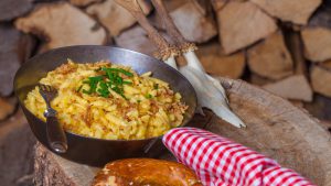 Der Klassiker unter den Käsesorten: Emmentaler für Käsespätzle