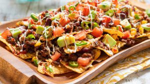 Snacks für Herzhafte: Überbackene Nachos mit Hack und Avocado