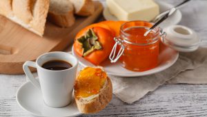 Marmelade selber machen: Frühstückstisch mit Marmelade aus Kaki