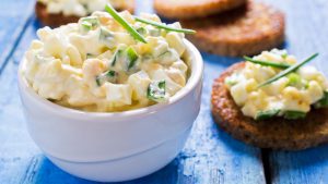 Eier kochen: Mit dem leckeren Curry-Ei Salat macht ihr nichts falsch.