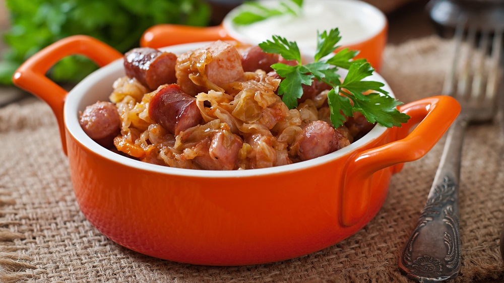 Bigos im Topf mit Kabanossi