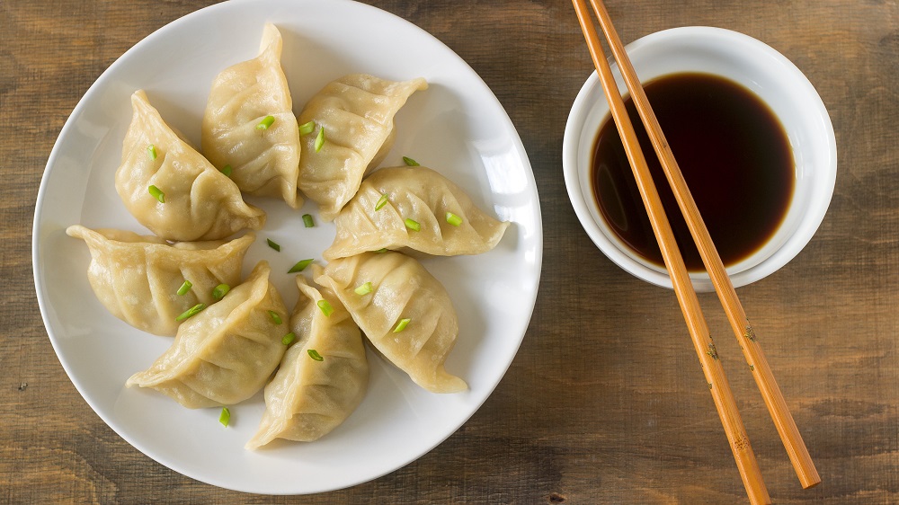 Dumplings: Mit Stäbchen und Sojasauce