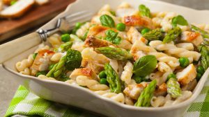 Pasta mit Spargel, Hähnchen und Basilikum