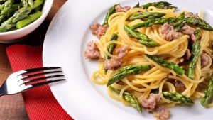 Pasta mit Spargel und würziger Salsiccia