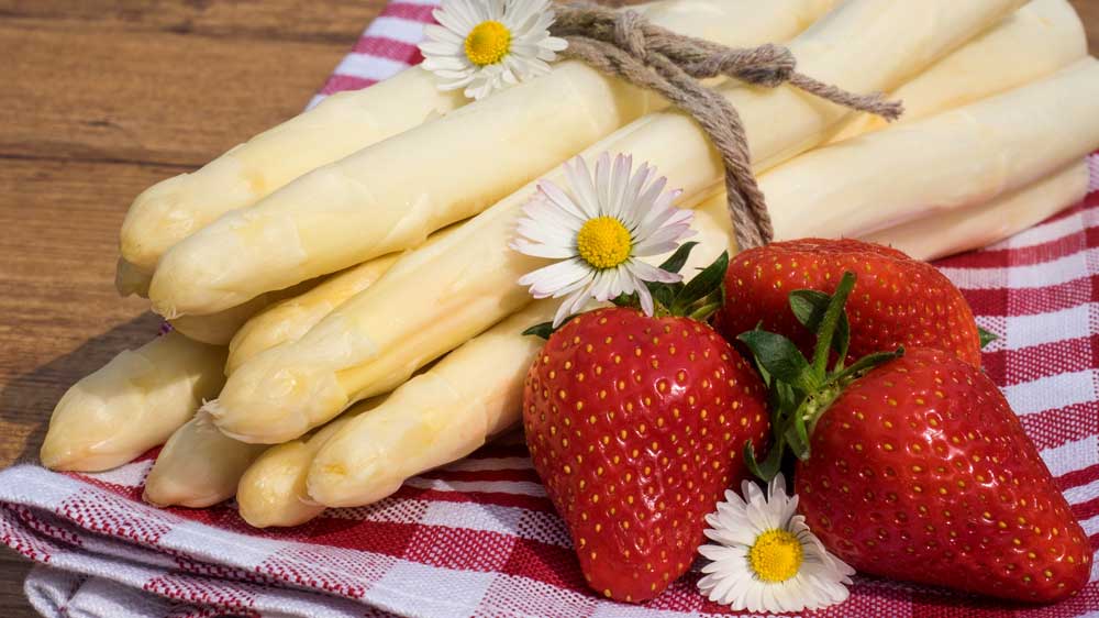 Spargel-Erdbeer-Bruschetta