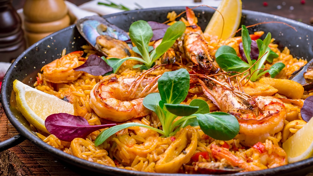 Paella mit Garnelen und Salatdeko