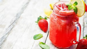 Limonade mit Erdbeeren und Zitrone