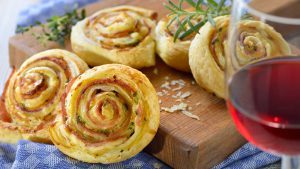 Blätterteigschnecken mit Schinken und Wein