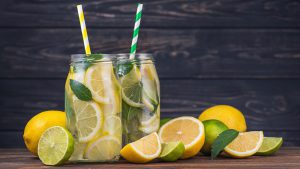 Limonade mit Zitronen und Limetten