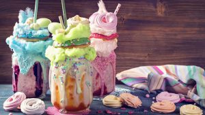 Freakshakes mit Zuckerwatte und Donuts