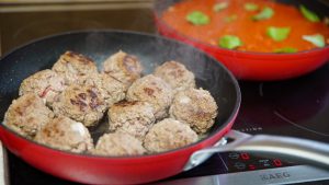 Hackbällchen braten in einer Pfanne