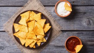 Nachoauflauf: Nachos mit verschiedenen Dips