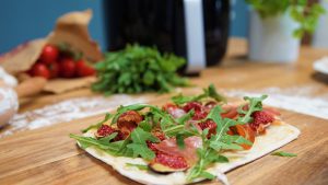 fertiger Flammkuchen mit Schinken und Rucola