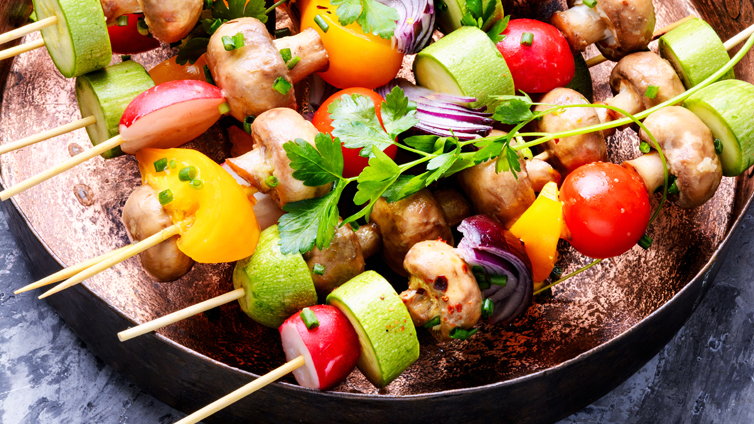 Gemüsespieße zum Grillen mit Champignons