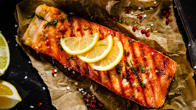 Fisch grillen: saftige Lachsfilets mit Zitrone im Pergament