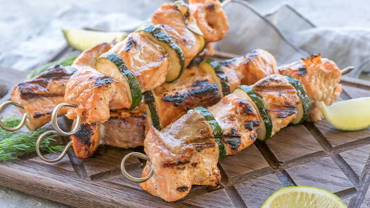 Grillspieße mit saftigem Lachs und frischer Zucchini