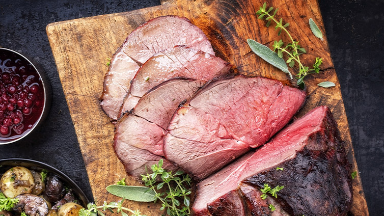 Wild grillen: Zarter rosa Braten mit Kräutern und Beilagen