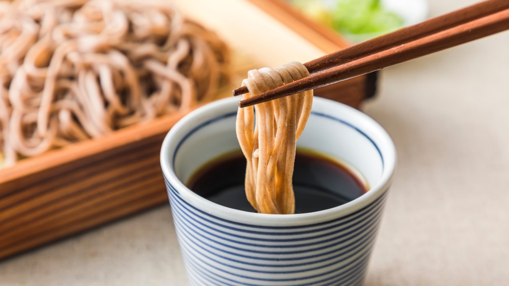 Soba Nudeln mit Sojasoße.