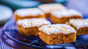 Möhrenkuchen auf einem Gitter