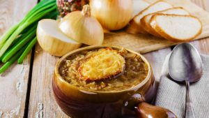 Französische Zwiebelsuppe mit Baguette