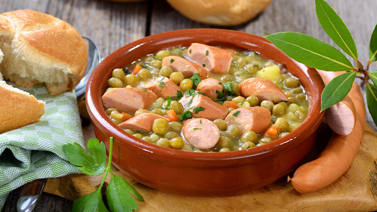 Erbsensuppe mit Würstchen