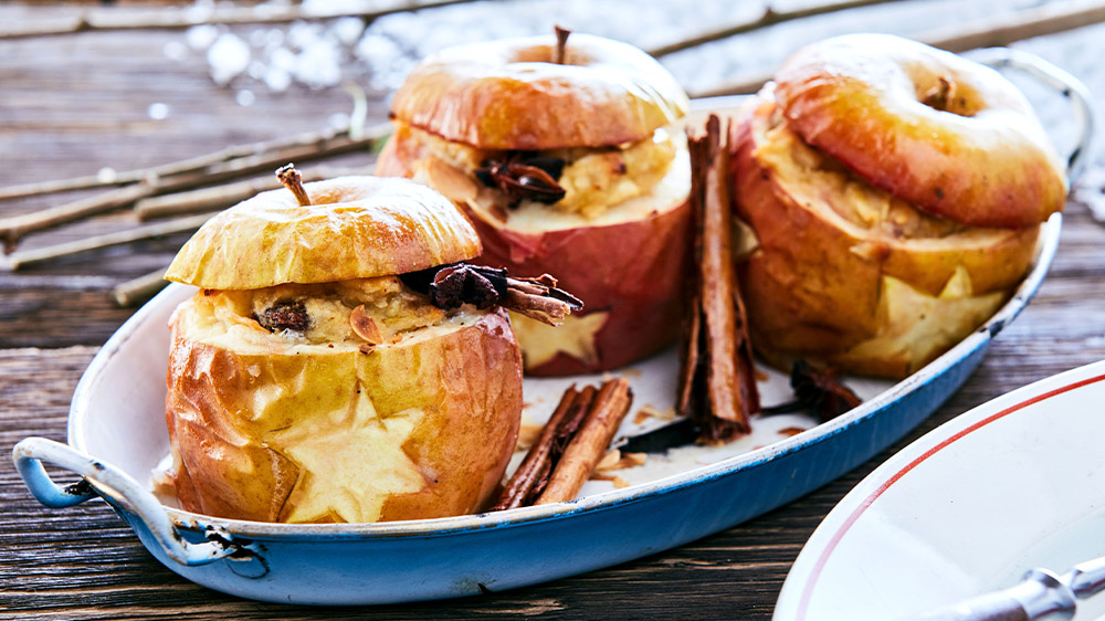 Bratäpfel mit Zimtstangen und Sternanis