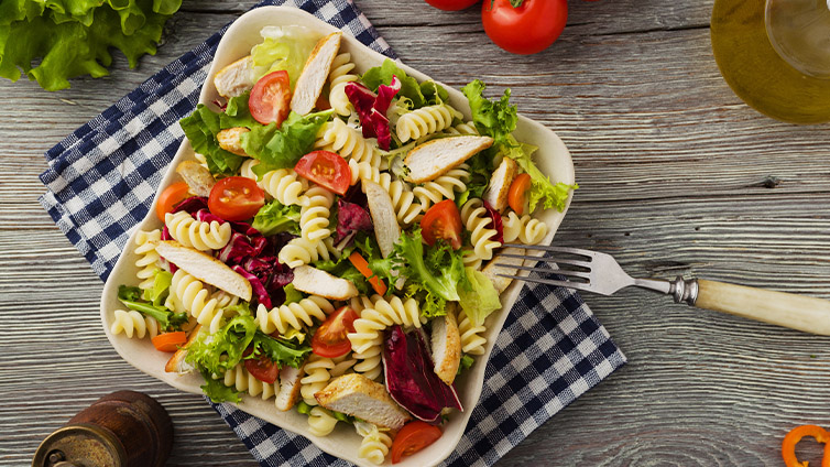 Pasta kochen: Nudelsalat in Schale