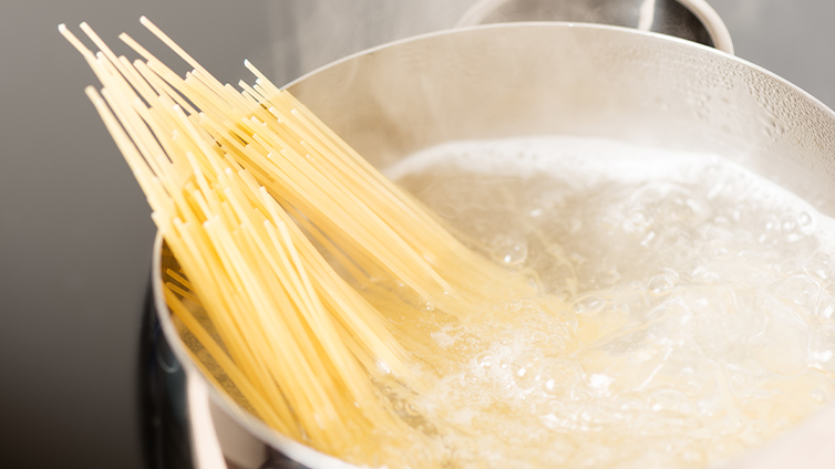 Pasta kochen im Topf